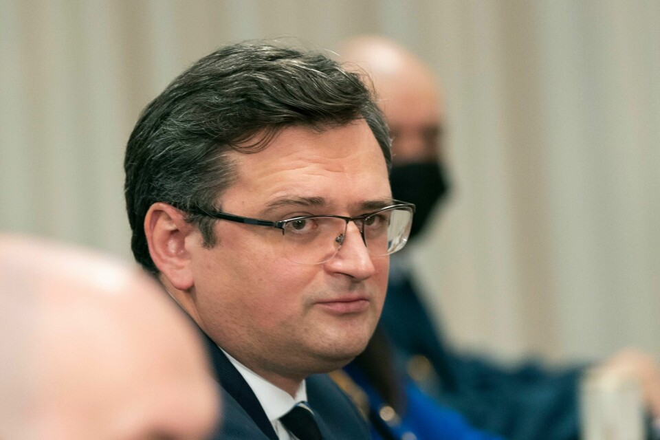 ADVARER: Ukrainas utenriksminister Dmytro Kuleba advarer. Han ber folk unngå mat og drikke i forhandlinger. Foto: AP Photo / Manuel Balce Ceneta / NTB Bildet viser Ukrainas utenriksminister Dmytro Kuleba. Foto: Manuel Balce Ceneta / AP / NTB