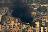 Røyk stiger opp fra Beirut-forstaden som onsdag morgen ble rammet av et israelsk angrep. Foto: Hussein Malla / AP / NTB