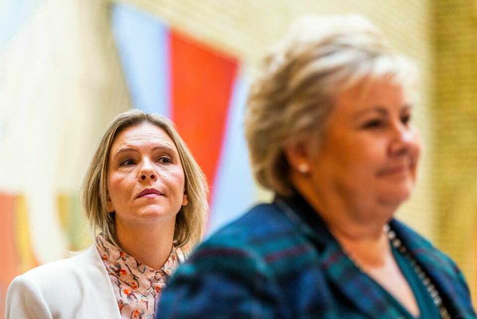 POLITIKK: Fremskrittspartiet er Norges nest største parti. De er 0,7 prosentpoeng bak Høyre og deres leder Erna Solberg, ifølge ny måling. Frp og leder Sylvi Listhaug (t.v.) går klart fram på en ny måling. Høyre og leder Erna Solberg faller samtidig kraftig. Foto: Håkon Mosvold Larsen / NTB