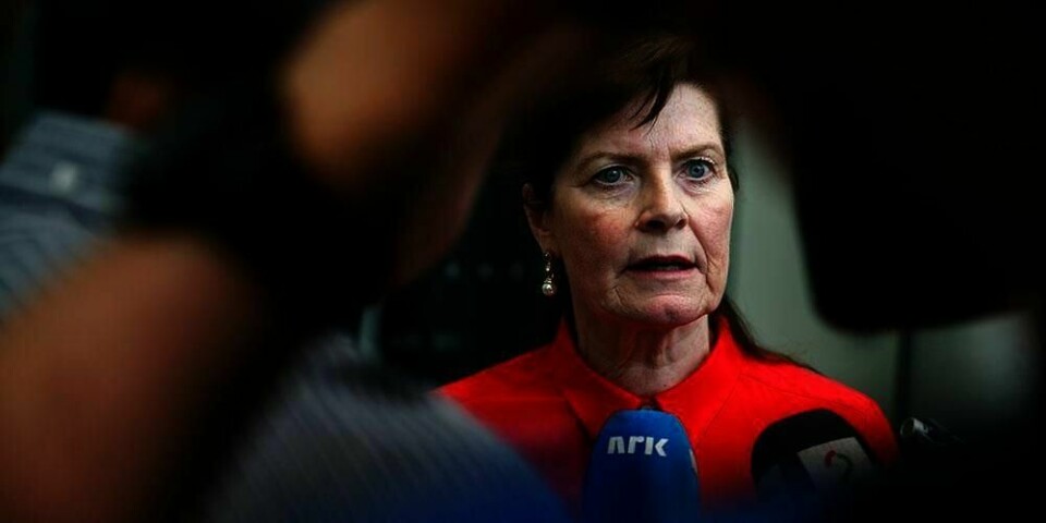 BRYTER: : Forhandlingene mellom noen av bøndene og staten ble brutt fredag. Norsk Bonde- og Småbrukarlag bryter jordbruks-forhandlingene. Bondelaget fortsetter. Merete Furuberg. er leder for Norsk Bonde- og Småbrukarlag. Hun snakker med pressen etter at det blir kjent at de bryter forhandlingene.