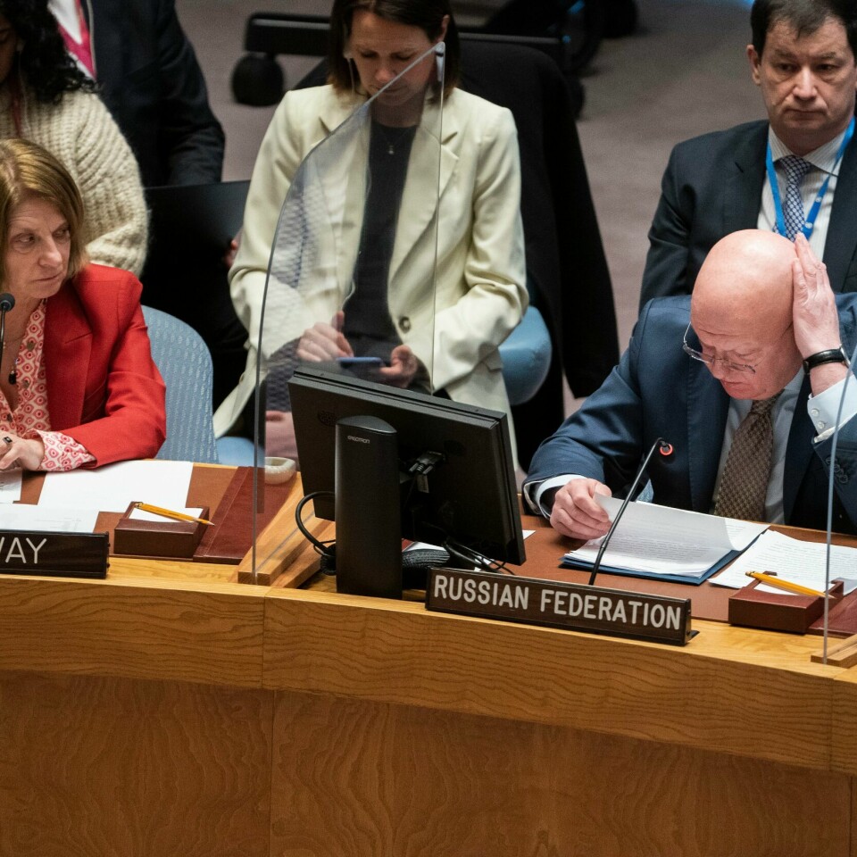 HJELP: Norges FN-ambassadør Mona Juul (t.v.) snakket om følgene av Russlands invasjon i Ukraina. Hun fortalte blant annet om kvinner som blir voldtatt. Bildet er fraa Sikkerhetsrådet tirsdag. Foto: AP / NTB Norges FN-ambassadør Mona Juul (t.v.) kom med krass kritikk av Russlands invasjon i Ukraina i Sikkerhetsrådet tirsdag. Foto: AP / NTB