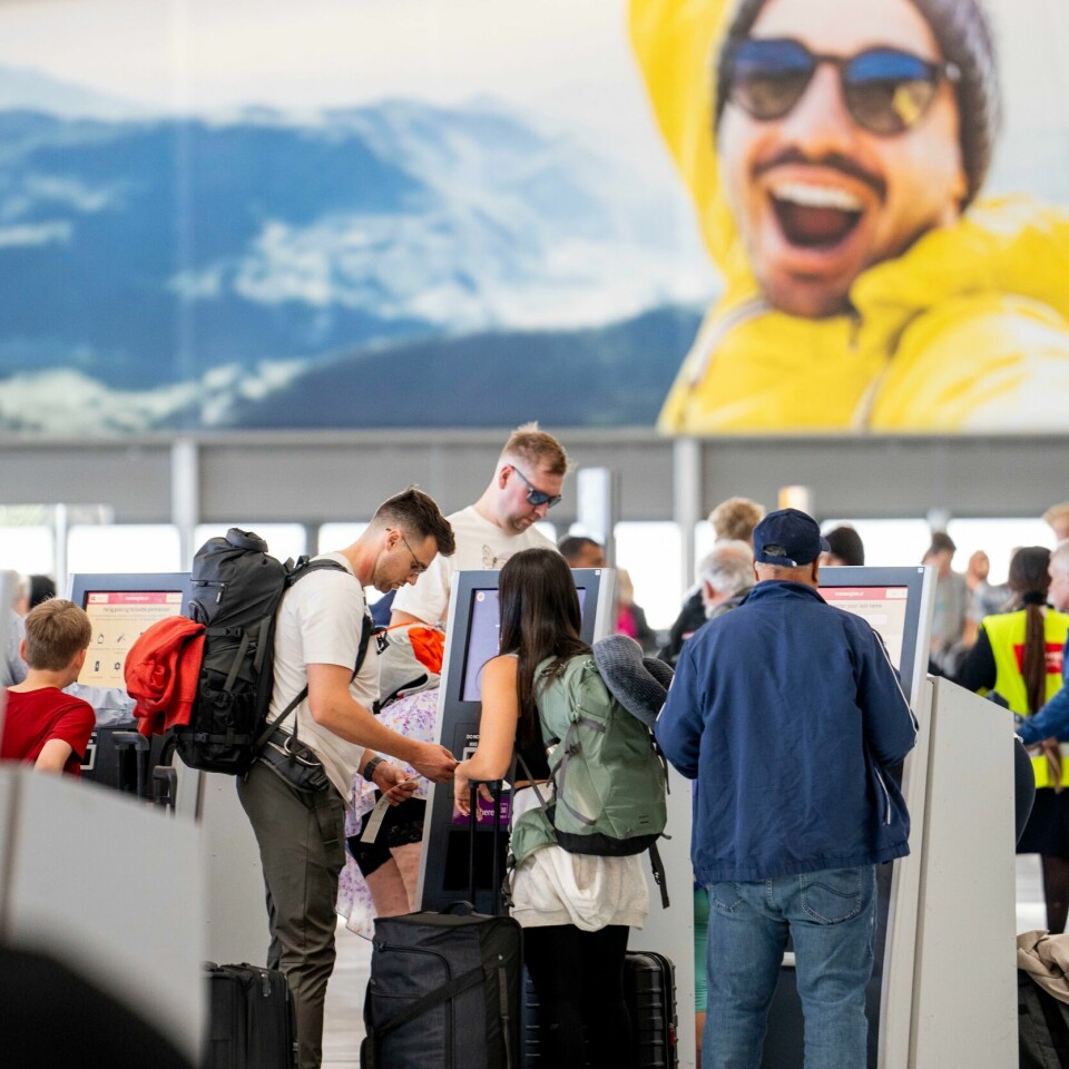 AVINOR: Mange er usikre på reglene for å ta med flytende gjennom sikkerhetskontrollen, skriver Avinor. Flyplassene forbereder seg på årets travleste periode. Her er reisende på Oslo lufthavn Gardermoen fredag ettermiddag. Foto: Javad Parsa / NTB