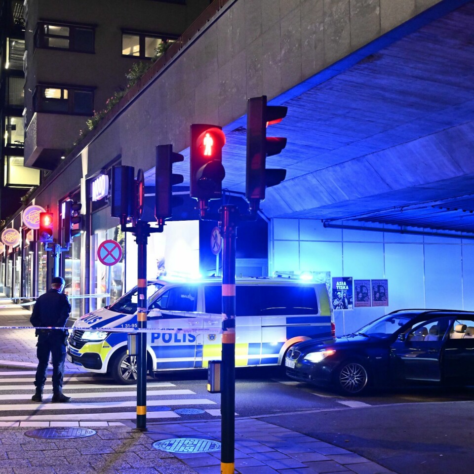 FLERE SAKER: Politiet i Stockholm måtte rykke ut til flere saker samme kveld. Bildet viser politiet i arbeid i Stockholm natt til torsdag. Foto: Anders Wiklund / TT / NTB