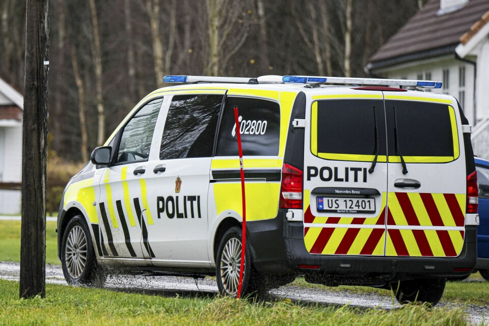 VESTNES: En mann er siktet for grov kroppsskade med døden til følge. Bildet viser en politibil utenfor boligen der en kvinne ble funnet død i Vestnes. Foto: Marius Simensen / NTB