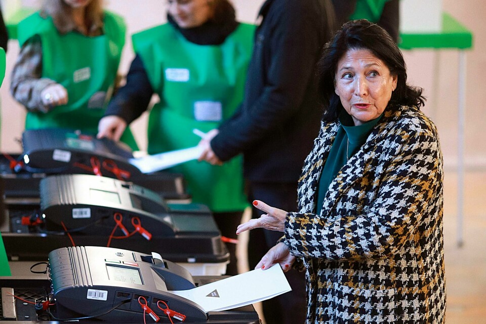 GEORGIA: Georgias president Salome Zurabisjvili stemmer ved valget. Bildet viser Georgias president Salome Zurabisjvili som avlegger stemme ved valget.