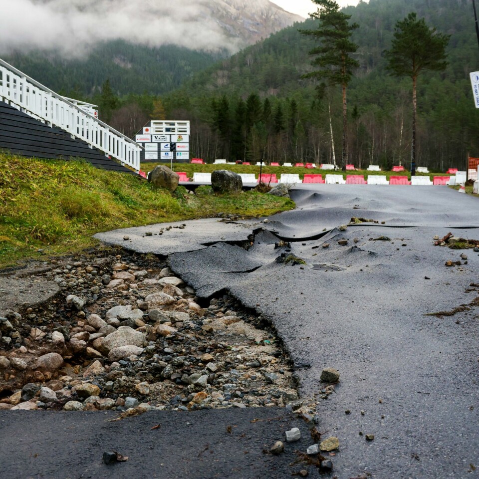 UVÆR: Forskere mener vi kommer til å se mer ekstremvær framover, som følge av klimaendringer. – Det er masse etterarbeid og store skader trass i at dei førebudde seg godt, sa Aasland til TV 2 under besøket i Ullensvang kommune. Foto: Paul S. Amundsen / NTB/ NPK