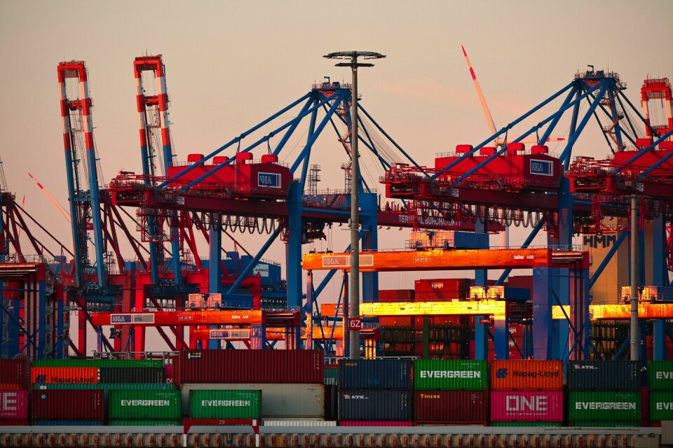 EUROPA: Tyskland frykter at Marburg-viruset er kommet til Europa. Onsdag stengte togstasjonen i Hamburg på grunn av mistanke om smitte. Bildet viser en containerhavn i den tyske byen Hamburg. Foto: Christian Charisius / DPA via AP / NTB