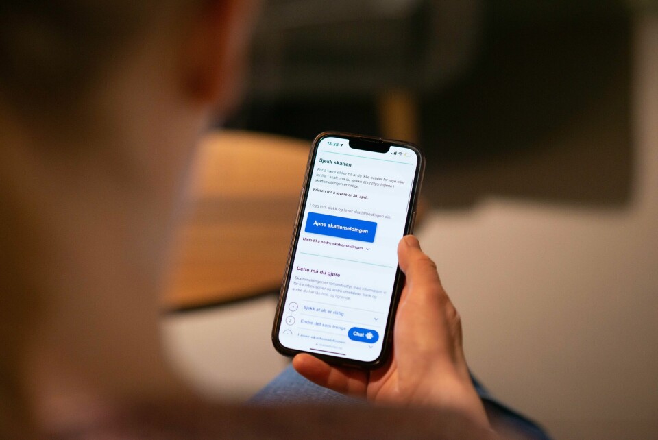 SKATTEMELDINGEN: Husk å få med alle fradrag. Da kan du få mer skatt tilbake, eller mindre restskatt. Bilde av person som skal sjekke skattemeldingen på mobil.