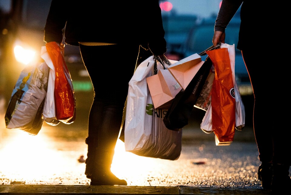 BLACK WEEK: Mange nordmenn leter etter gode tilbud under Black Week. Bildet viser to personer som bærer mange handleposer. Foto: Jon Olav Nesvold / NTB / NPK
