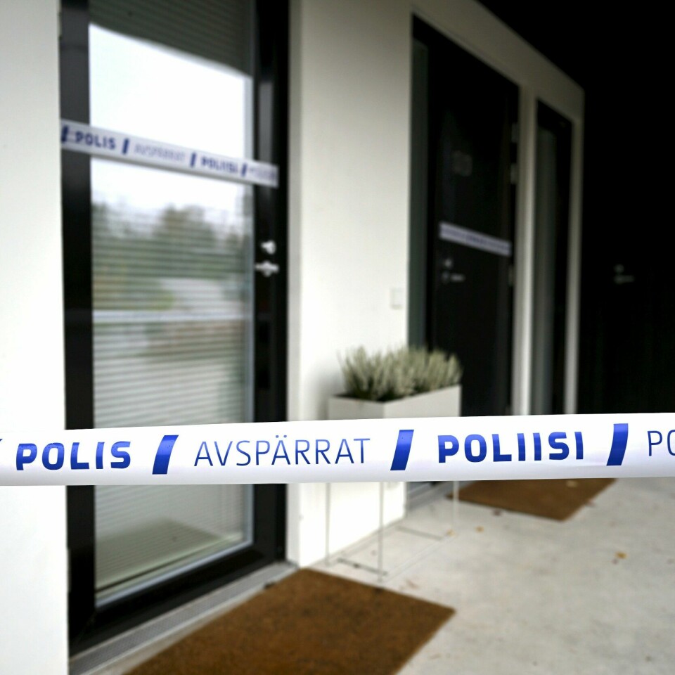 FINLAND: Politibånd er plassert utenfor en leilighet i Finland. Politiet mistenker et drap. Politibånd er plassert utenfor en leilighet i Espoo, Finland, 14. oktober 2024. Politiet mistenker et drap, der en mann drepte en annen mann i en leilighet om kvelden 13. oktober.Foto: Vesa Moilanen / NTB