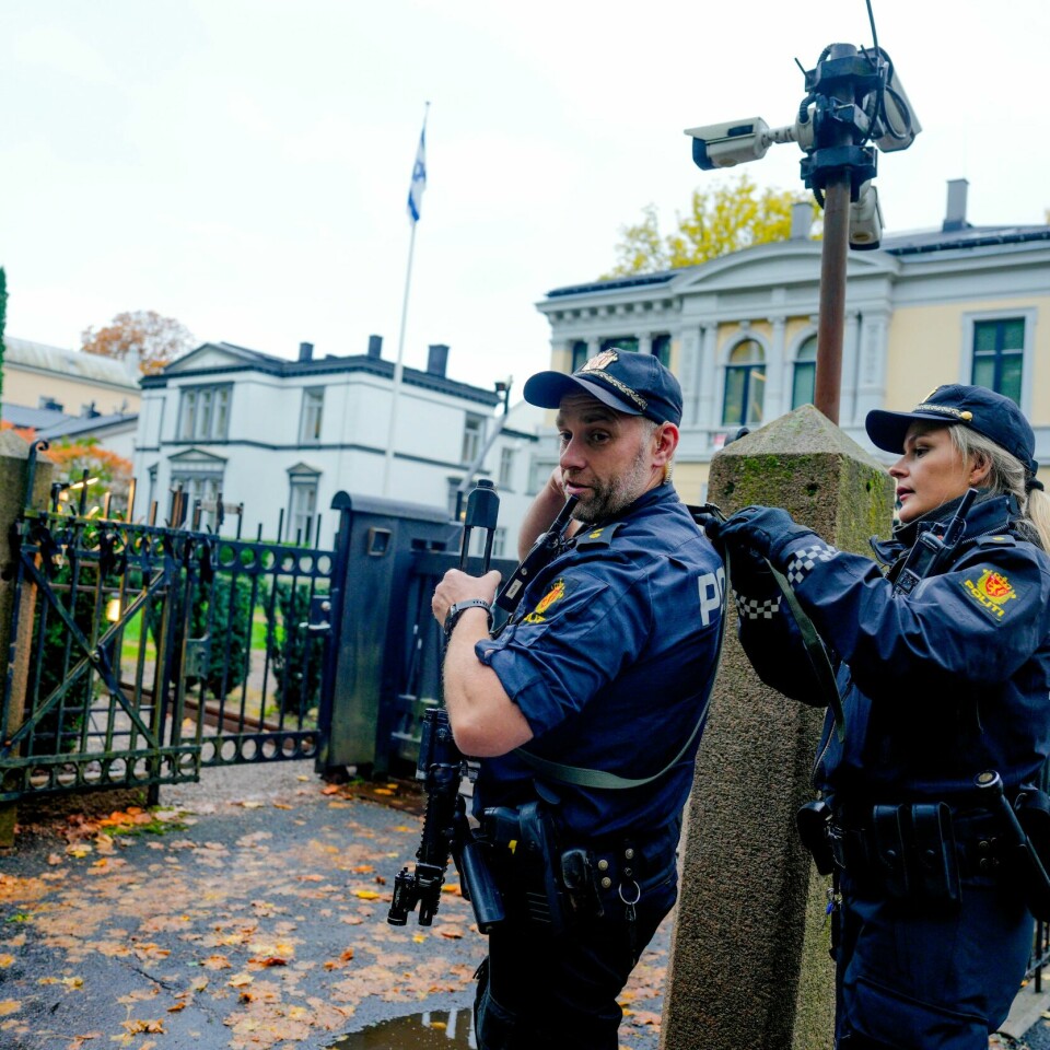 TRUSSEL: Politiets sikkerhetstjeneste øker trusselnivået fra «moderat» til «høy». De er mest bekymret for trusler mot jødiske og israelske mål. Politiet står vakt utenfor Israels ambassade i Oslo. PST hever terrortrusselnivået i Norge fra «Moderat» til «Høy». Flere negative forhold har forsterket terrortrusselen, blant annet knyttet til den pågående eskaleringen av konflikten i Midtøsten. I Norge er det først og fremst trusselen mot jødiske og israelske mål som er ytterligere skjerpet. Foto: Javad Parsa / NTB