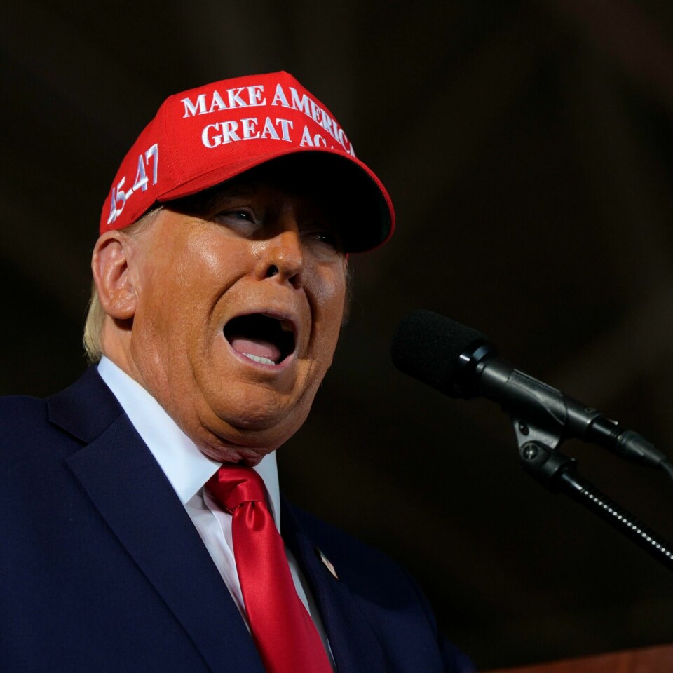 INNVANDRING: Donald Trump hevder innvandrere tar meg seg dårlige gener til USA. Han påstår blant annet at svært mange er kriminelle. Bildet er av Donald Trump på en scene.