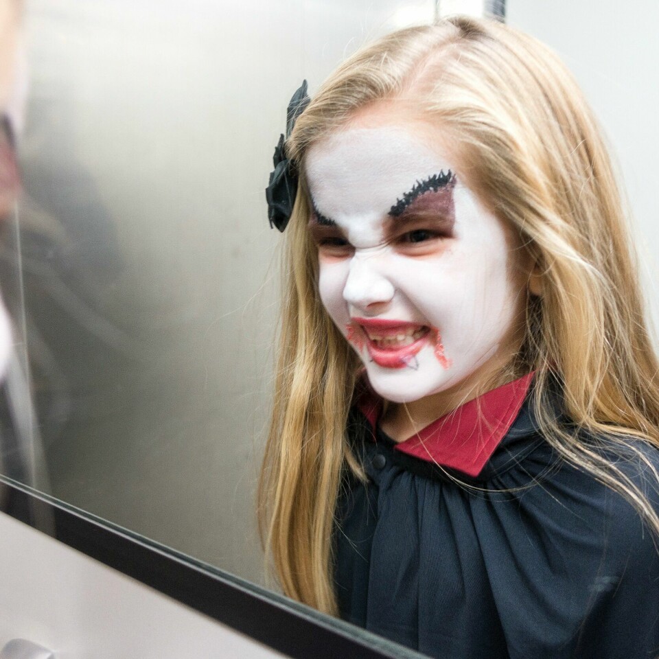 HALLOWEEN: Du kan få tak i sminke til Halloween billig på flere nettsider. Men Forbrukerrådet ber deg om å tenke over hvor du handler fra. Dropp ansiktsmåling frå handleplattformer som Temu, rår Forbrukarrådet. Dei fryktar at produkta ikkje er trygge. Foto: Gorm Kallestad / NTB/ NPK