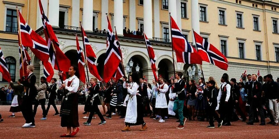 FESTDAG: Barn i Oslo gikk forbi Slottet 17. mai. Der sto kongefamilien på balkongen og vinket. Det er en over 100 år gammel tradisjon.