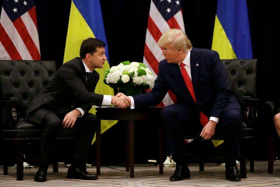 SAMARBEID: Ukrainas president Volodymyr Zelenskyj møtte Donald Trump i september. Nå er det klart at Trump blir USAs president. Bildet viser Volodymyr Zelenskyj som tar Donald Trump i hånden. Foto: Evan Vucci / AP / NTB