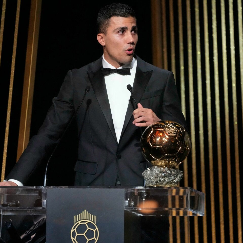 GULLBALLEN: Spanske Rodri Hernandez ble kåret til verdens beste fotballspiller mandag. Han er den første mannlige spanjolen som vinner prisen siden 1960. Gullballen-tildelingen til Rodri falt ikke i god jord i Madrid. Foto: Michel Euler / AP / NTB