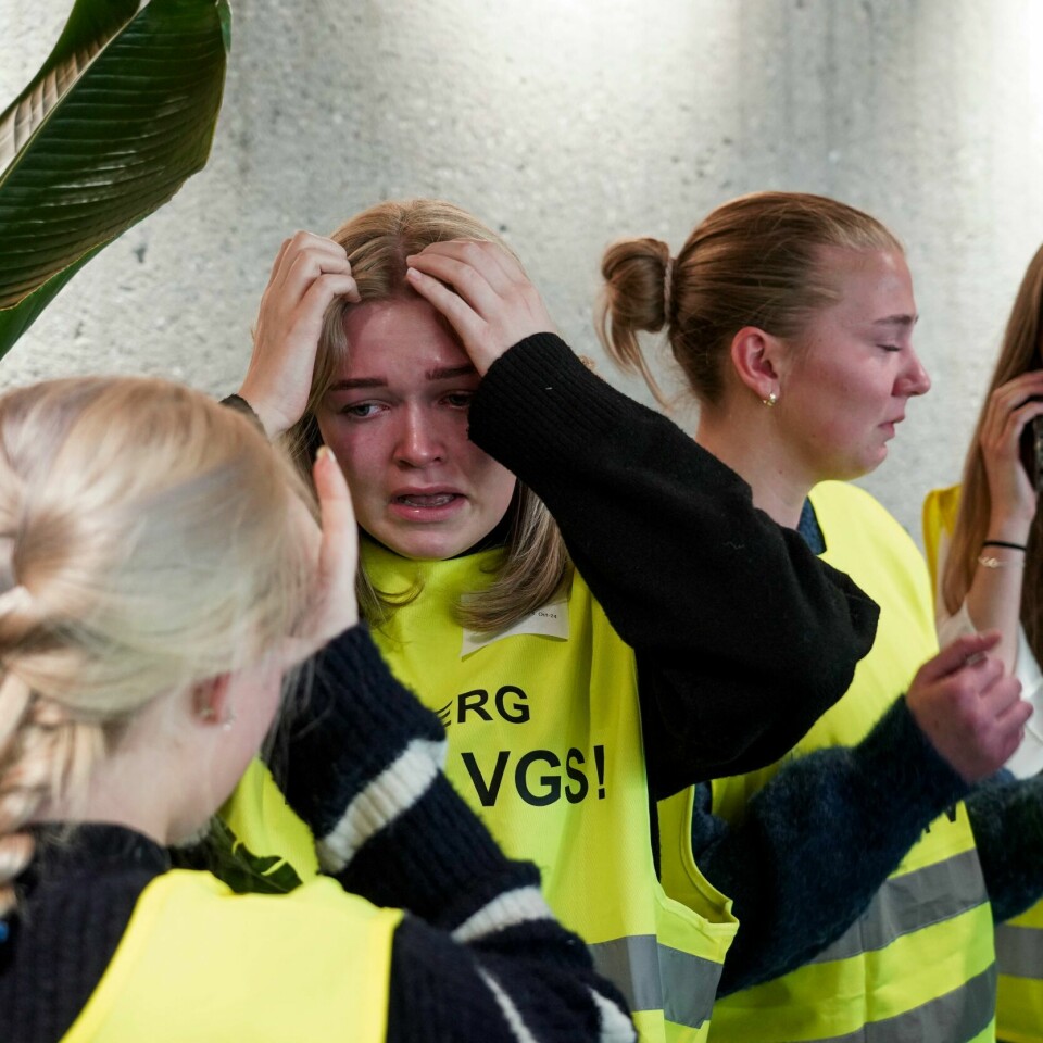SKOLE: Unge er lei seg for at skoler blir lagt ned. Elevar frå Berg vidaregåande skule i Lom i oppløysing etter at fylkestinget vedtok den varsla kuttplanen for dei vidaregåande skulane i fylket onsdag. Foto: Ole Berg-Rusten / NTB / NPK