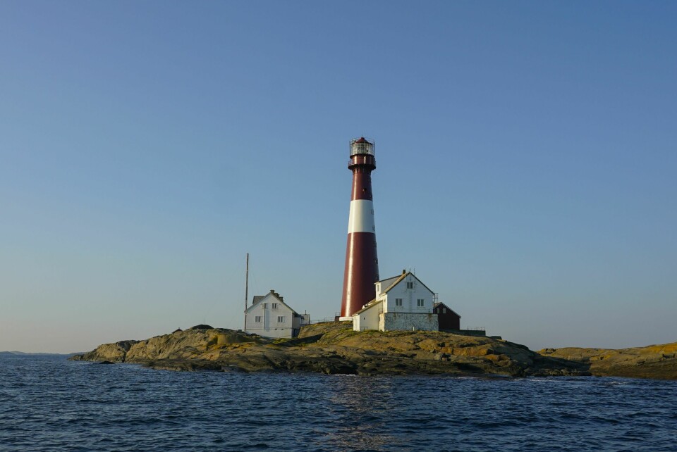 REKORD: Færder fyr satte ny temperatur-rekord for november. Der var temperaturen 15,8 grader natt til fredag. Fyret har hatt målestasjon siden 1937. Bildet viser Færder fyr sett fra havet.Foto: Lise Åserud / NTB / NPK