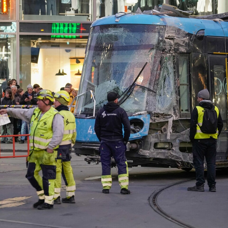 AVHØRT: Politiet har avhørt føreren av trikken som krasjet inn i Eplehuset i Oslo sentrum 29. oktober. En trikk sporte av i Storgata 29. oktober. Fredag skal trikkeføreren avhøres. Foto: Thomas Fure / NTB