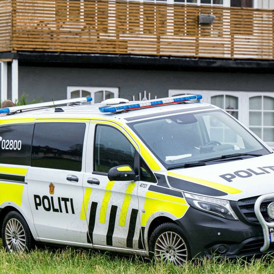 SIKTET FOR DRAP: Politiet har siktet en mann for drap på moren. Bildet viser en parkert politibil. Foto: Marius Simensen / NTB