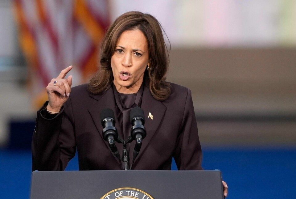 VALG: Kamala Harris talte for første gang etter valgnederlaget. Fredelig maktoverføring, var et av Kamala Harris' hovedbudskap da hun talte for første gang etter valgnederlaget. Bildet viser henne på talerstolen.