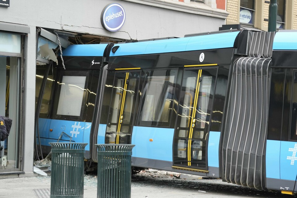 OSLO: Store deler av første vogn gikk langt inn i butikken. En trikk har sporet av og kjørt inn i Eplehusets butikk i Oslo sentrum. Foto: Terje Pedersen / NTB