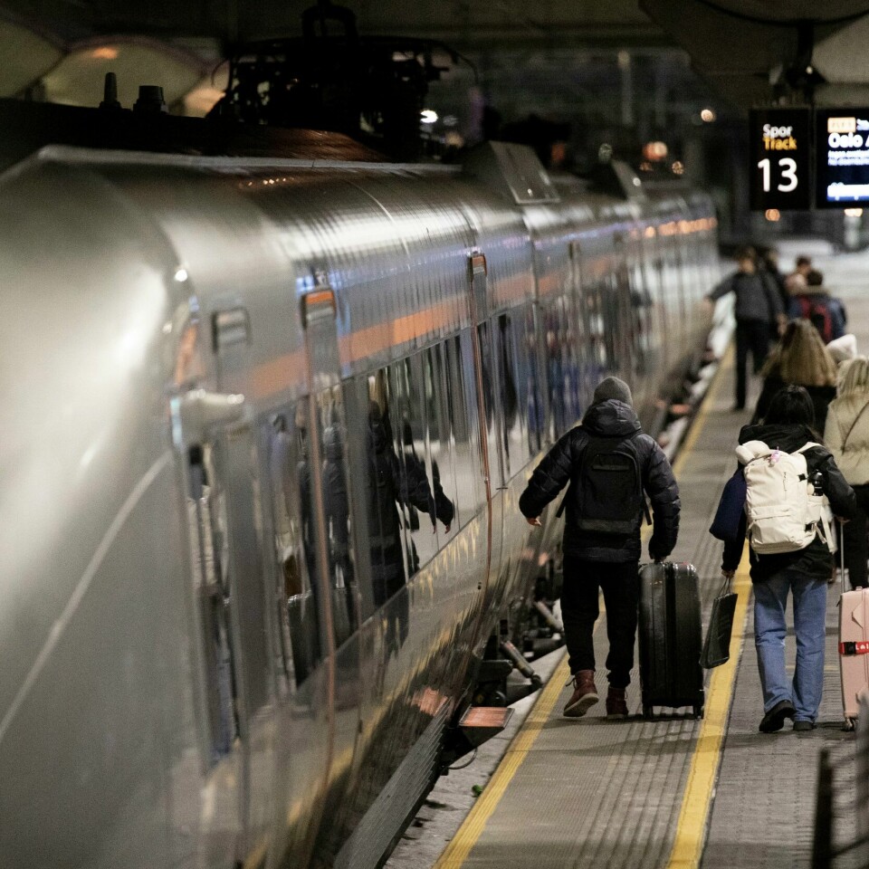 FLYTOGET: Flytoget frakter folk til og fra Oslo lufthavn. Framover vil passasjerene få selskap av pendlere. Bildet viser flytoget og passasjerer. Foto: NTB