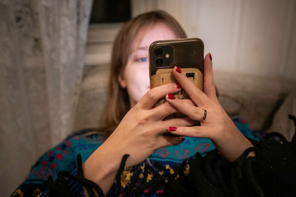 KILDER: – Vær ekstra på vakt når du får informasjon som virker overraskende, skremmende eller gjør deg sint, skriver DSB. Nesten alle nordmenn opplever forsøk på digital svindel, ifølge en undersøkelse. Vanligste kontaktmetode er epost eller tekstmelding. Foto: Emilie Holtet / NTB