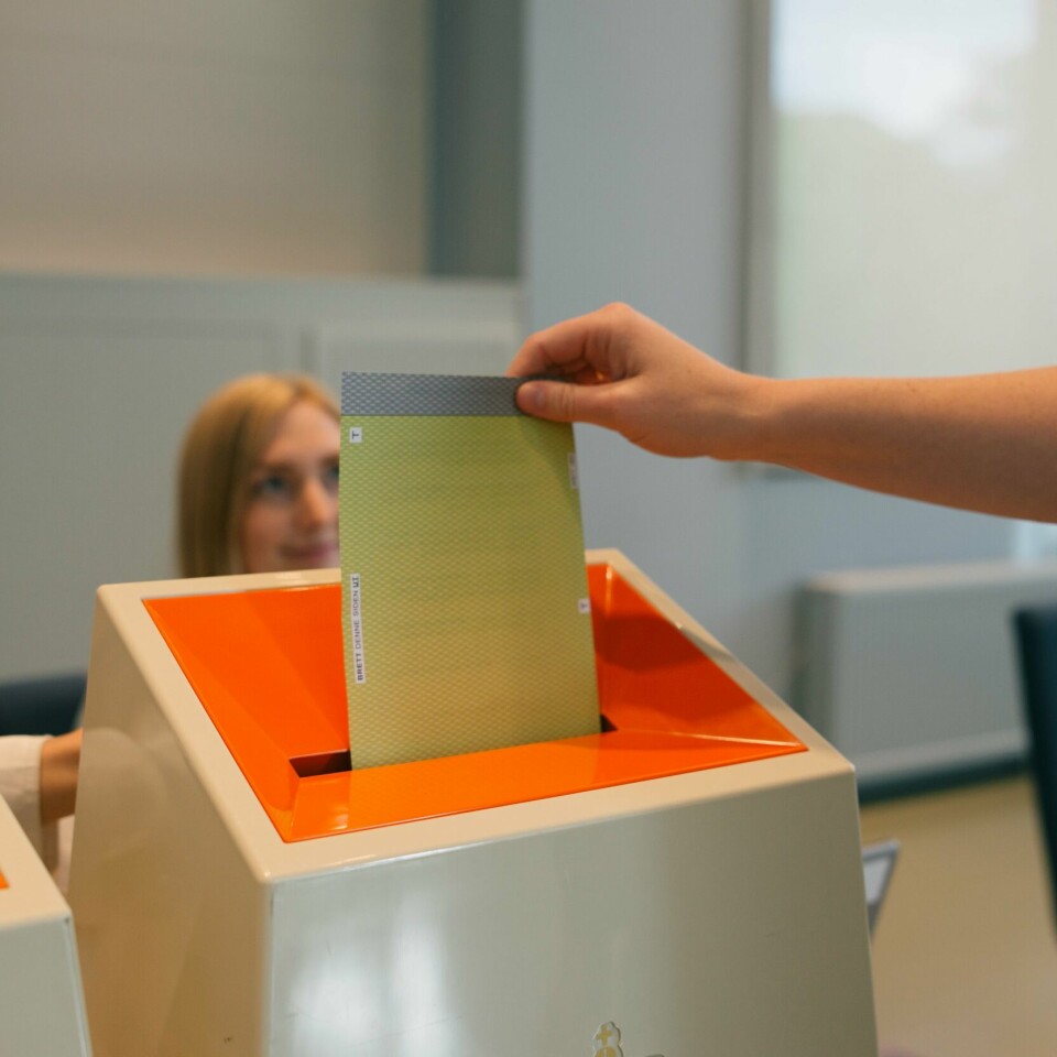STEMMERETT: Historisk få innvandrere stemte i valget i 2023. Bildet viser en person som putter en stemmeseddel i en valgurne.