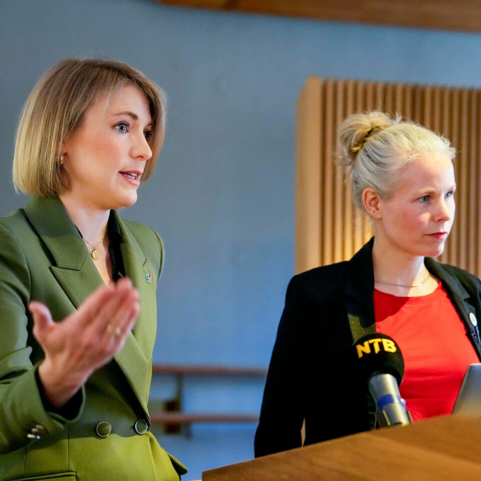 STATSBUDSJETT: Partileder Kirsti Bergstø og finanspolitisk talsperson Kari Elisabeth Kaski presenterer budsjettet SVs alternative budsjett. Partileder Kirsti Bergstø og finanspolitisk talsperson Kari Elisabeth Kaski presenterte SVs alternative budsjett torsdag. Foto: Beate Oma Dahle / NTB