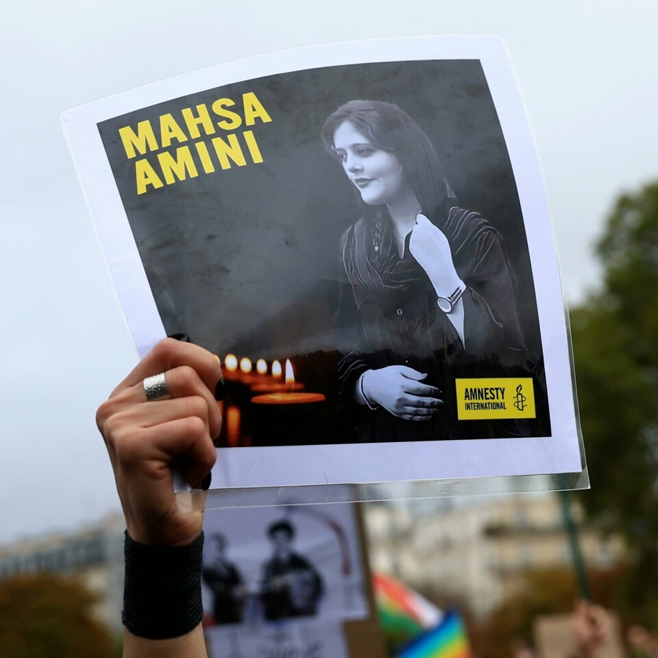 MAHSA AMINI: Folk i hele verden tok til gatene for å protestere i 2022. Årsaken var at Mahsa Amini døde etter at hun ble pågrepet i Iran. Bildet viser en plakat med bilde av Mahsa Amini. Foto: AP Photo / Aurelien Morissard / NTB