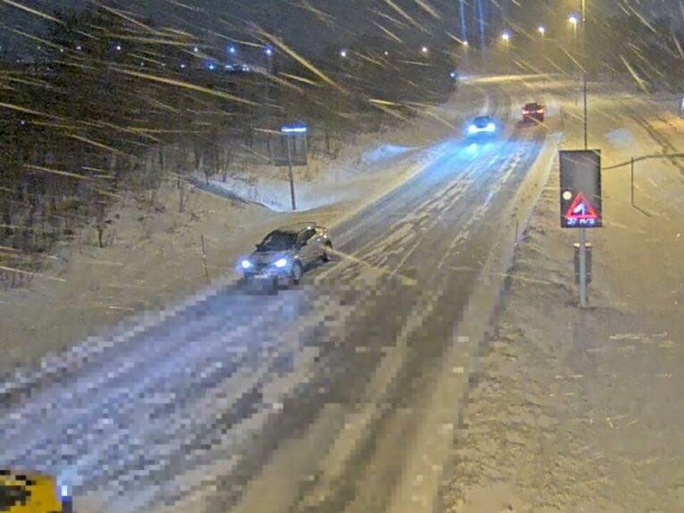 SNØR SIDELENGS: Det snør sidelengs på Sandnessundbrua i Tromsø, viser bilder fra Statens vegvesens webkamera. Bildet viser at det snør sidelengs på Sandnessundbrua i Tromsø, viser bilder fra Statens vegvesens webkamera. Det er meldt om vindkast opp til 40 m/s i de nordligste delene av Norge i dag. Foto: Statens vegvesen / Handout / NTB