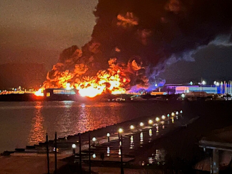 BRANN: Det begynte å brenne på et gjenvinningsanlegg i Bamble tirsdag kveld. Bildet viser brannen i industriområdet i Bamble.Foto: Tom Hagen / NTB
