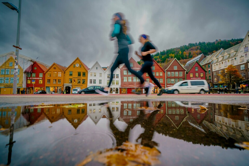 BERGEN: Vestlandets hovedstad kan få 10 til 11 grader lørdag. Bildet viser to personer som jogger forbi Bryggen i Bergen. Foto: Stian Lysberg Solum / NTB