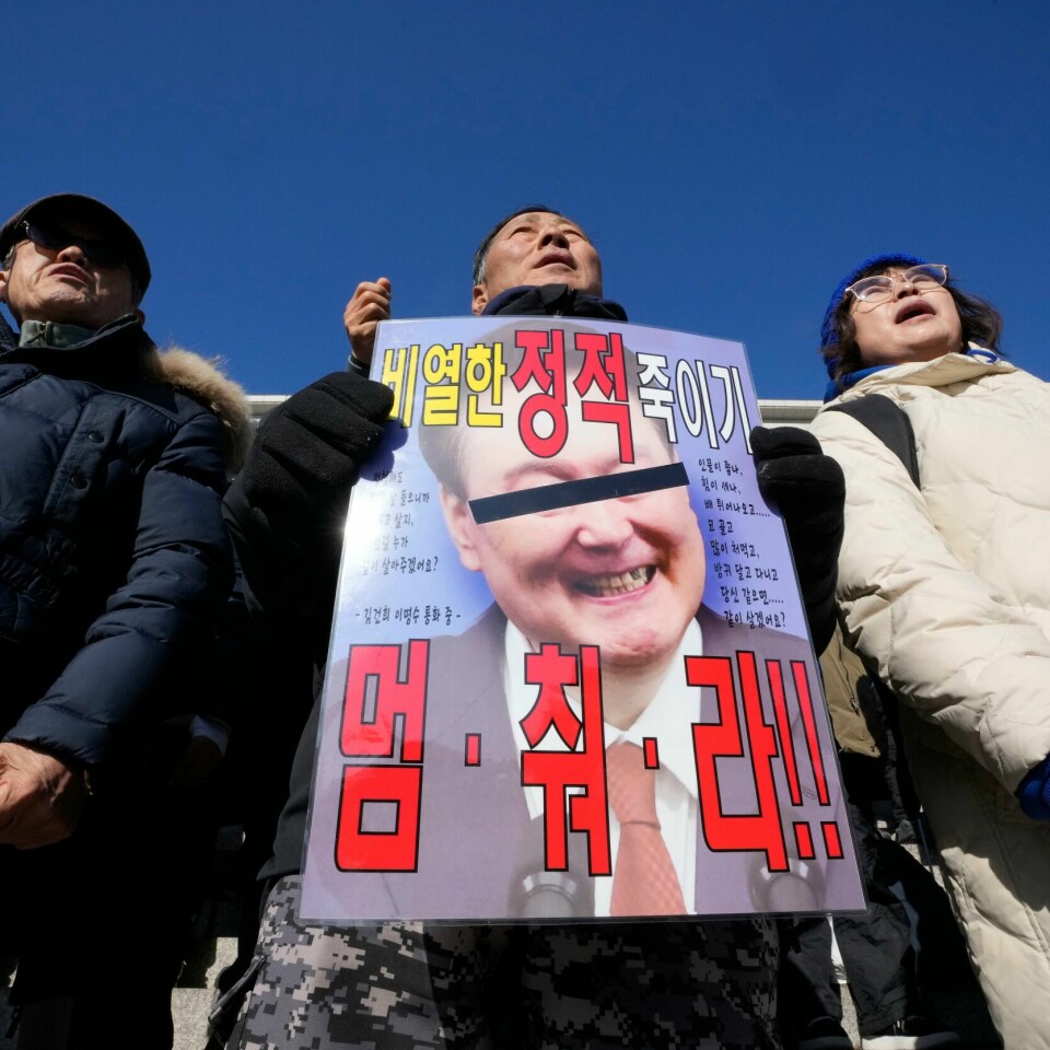 DEMONSTRASJONER: Flere krever at Sør-Koreas president slutter. Opposisjonen i Sør-Korea vil stille landets president Yoon Suk-yeol for riksrett etter at han erklærte unntakstilstand tirsdag kveld. Foto: AP / NTB