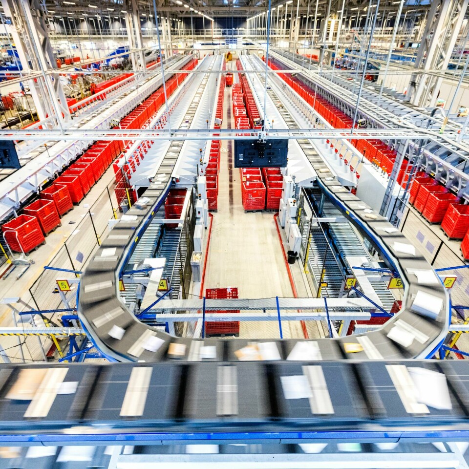 TRAVELT: Desember er en travel tid for Posten. Bildet viser brev på samlebånd hos Postens Østlandsterminal på Lørenskog. Illustrasjonsfoto: Gorm Kallestad / NTB