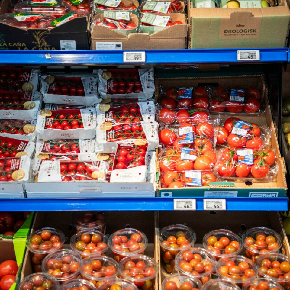 KASTER MAT: Nordmenn kaster fortsatt for mye mat. Bildet viser tomater i butikkhyllene. Foto: Rodrigo Freitas / NTB
