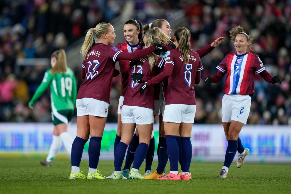 FOTBALL: Norge vant 3-0 over Nord-Irland tirsdag kveld. Dermed er de klare for EM neste år. Norsk jubel under 3-0-seieren over Nord-Irland som sikret billetten til neste års EM-sluttspill. Foto: Fredrik Varfjell / NTB