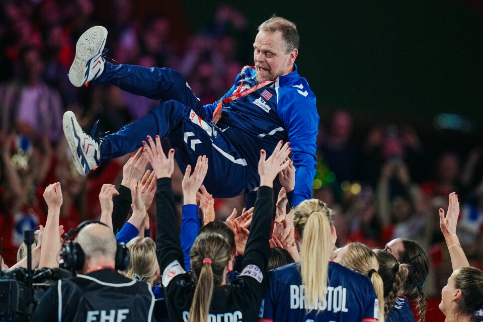 HÅNDBALL: Spillerne hyller Norges landslagssjef Thorir Hergeirsson etter seieren. Bildet viser Norges landslagssjef Thorir Hergeirsson hylles av spillerne etter seieren i EM-finalen mellom Danmark og Norge i Wiener Stadthalle. Han blir kaster i været av spillerne.Foto: Liselotte Sabroe / Ritzau Scanpix / NTB