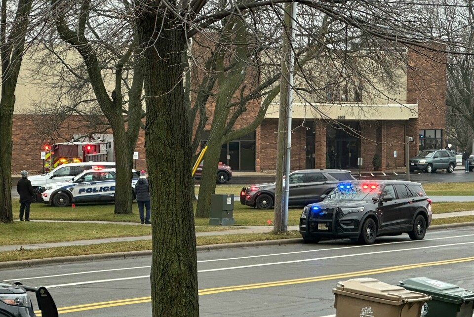 USA: Politiet rykket ut til en skole i Madison i delstaten Wisconsin på mandag. De hadde fått meldinger om skyting. Politiet rykket ut til Abundant Life Christian School i Madison i delstaten Wisconsin mandag etter melding om en aktiv skytter. Bildet viser politiet på utsiden av skolen. Foto: Scott Bauer / AP / NTB