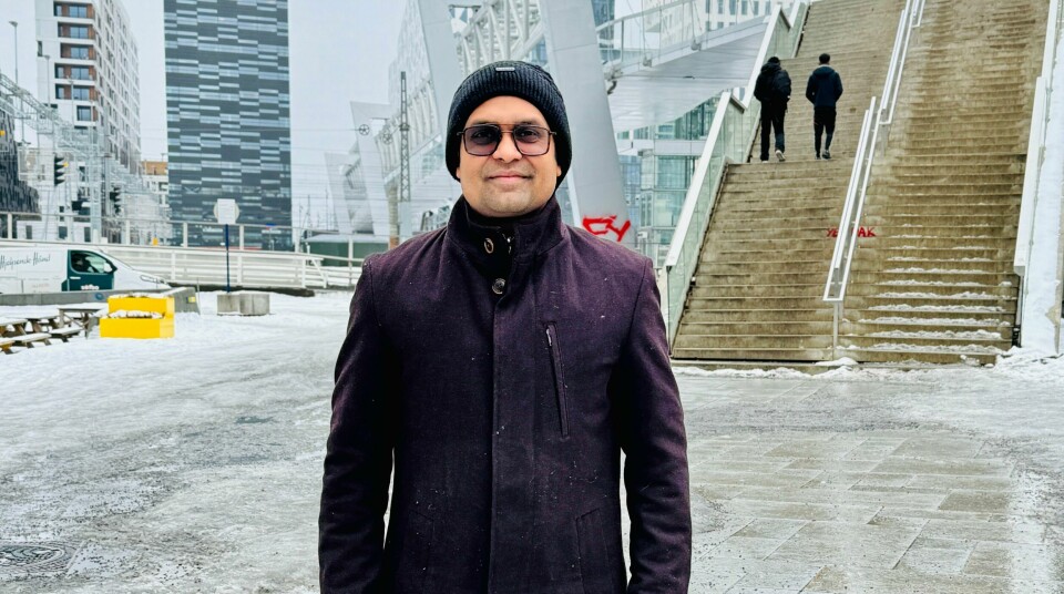 LÆRE NORSK: Foreldre bør også støtte barna sine i å lære norsk, mener Irshad Khan. Bildet viser Irshad Khan, med Oslo i bakgrunnen. Foto: Privat