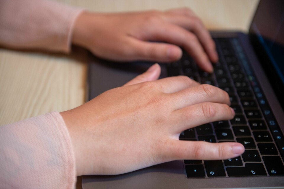 SKATTEKORT 2025: Nå skal du ha fått skattekortet for 2025. Du finner det på skatteetaten.no. Bildet viser hender på en PC. Foto: Annika Byrde / NTB