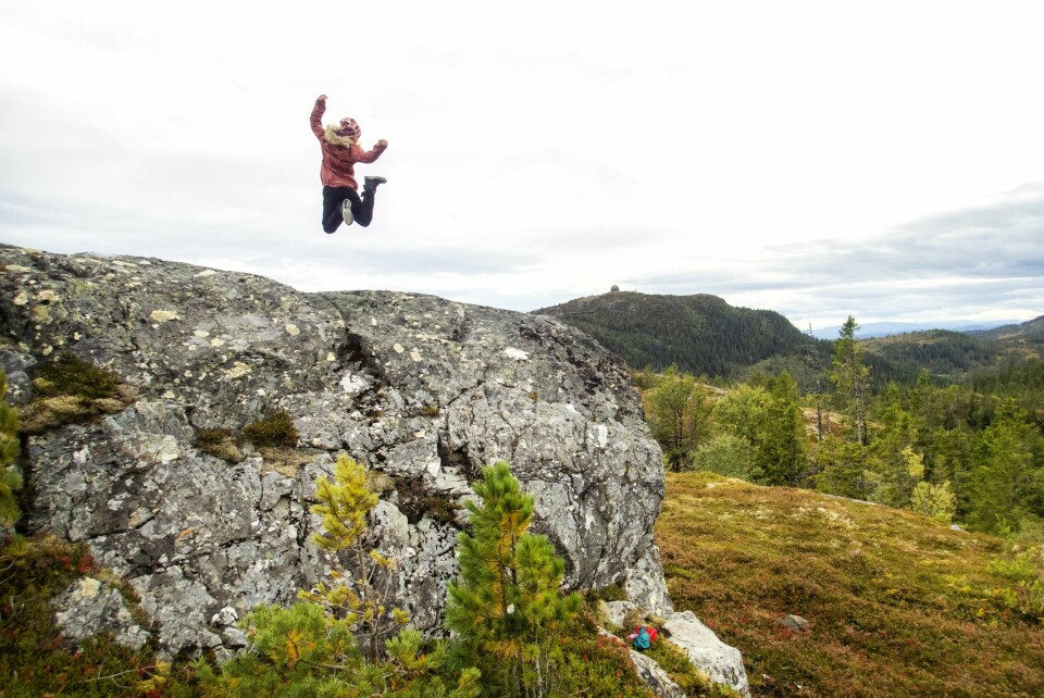 FRILUFT: I dagens samfunn sitter stadig flere mennesker foran en skjerm. Dessverre fører det ikke til god helse. Derfor mener jeg at det er veldig positivt at så mange nordmenn bruker mye tid på friluftsaktiviteter gjennom året, skriver Irina Popova. Bildet viser ei ung jente som hopper i naturen. Foto: Gorm Kallestad / NTB