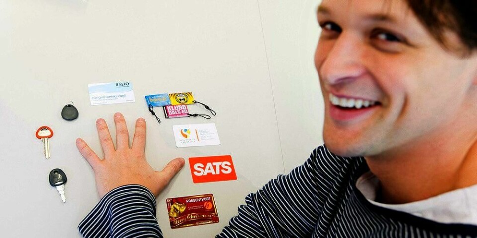 CHIP: Hannes Sjöblad kan styre mange ting i livet sitt med chipen han har under huden i hånda.