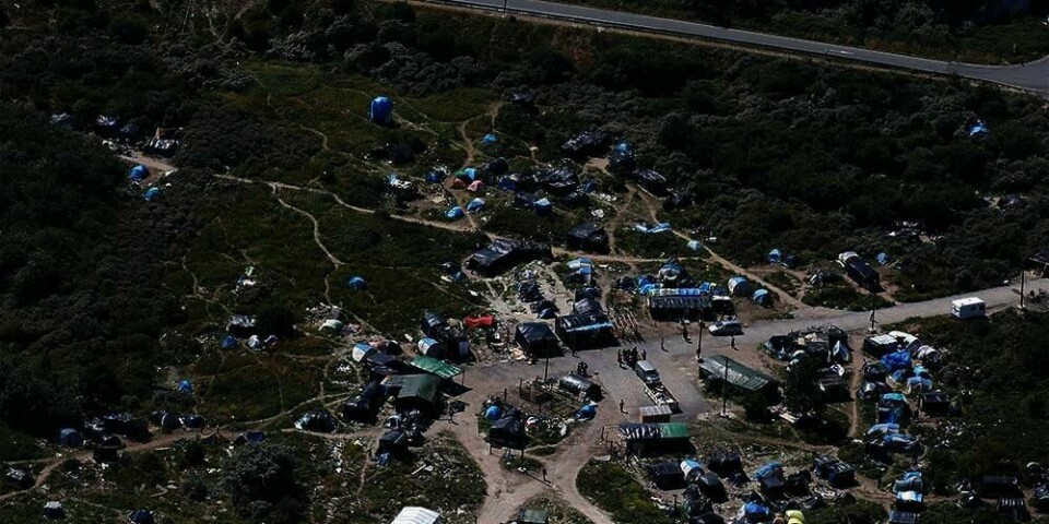 FLYKTNINGER: Her bor de i telt utenfor byen Calais i Frankrike. Mange flyktninger prøver å reise gjennom kanalen til Storbritannia. Men de får ikke lov.
