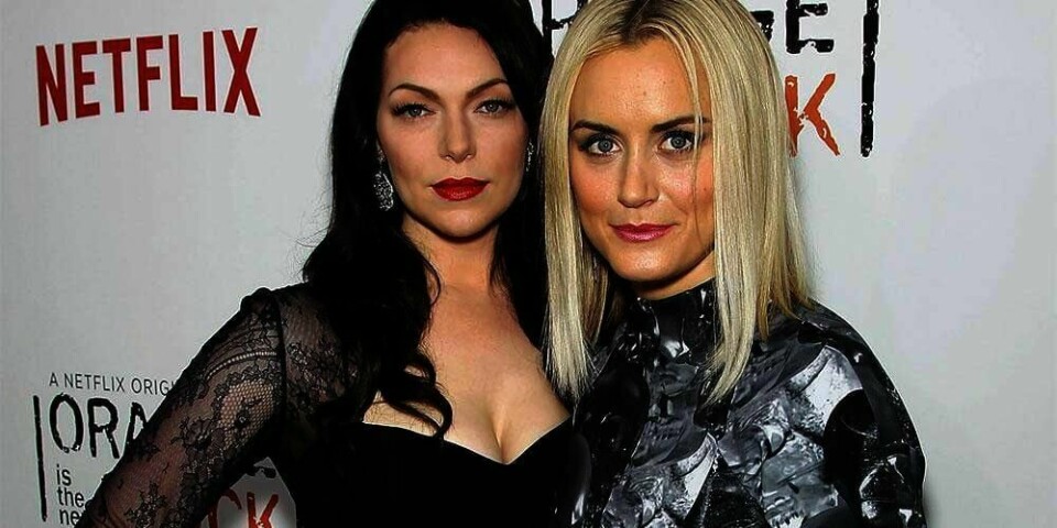 KJÆRESTER:  Piper (til høyre) havnet i fengsel da hun hjalp Alex (til venstre) med å smugle narkotika. I TV-serien «Orange Is the New Black» sitter de begge i fengsel. De blir spilt av Laura Prepon og Taylor Schilling.