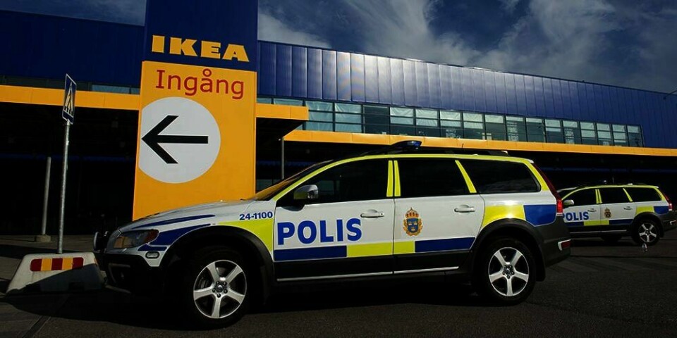 DREPT: To menn er pågrepet for å ha stukket kunder på IKEA til døde. De to døde var trolig tilfeldige ofre. Angrepet skjedde utenfor Stockholm i Sverige.