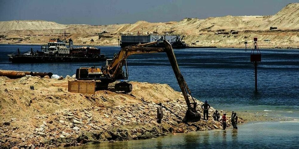 NY: Egypterne vil sørge for at flere skip kan komme seg raskere mellom Europa og Asia. De har laget en ny kanal med siden av Suezkanalen. Den har kostet 62 milliarder kroner.