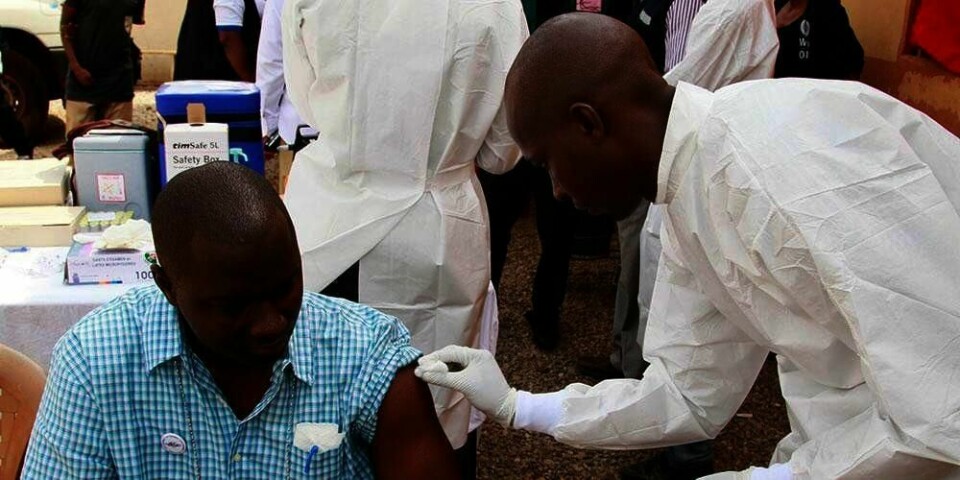 VAKSINE: Denne mannen får en vaksine mot viruset ebola i Guinea. Han har vært med på en stor studie ledet av nordmenn. De mener nå at forskerne har klart å lage den første vaksinen som virker fullt ut mot ebola.