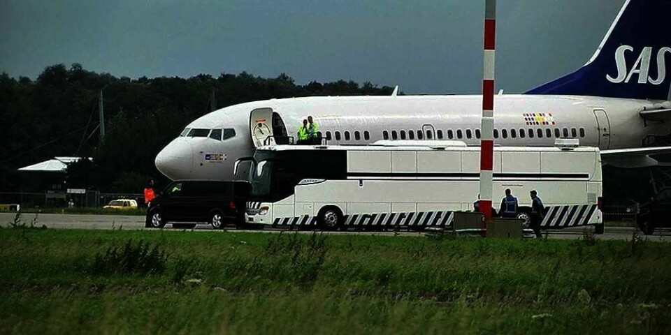 PÅ PLASS: De første norske fangene landet på flyplassen i Eelde tirsdag. De var på vei til Norgerhaven fengsel i Veenhuizen i Nederland.